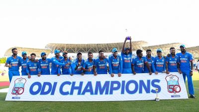 IND vs WI ODI: टीम इंडिया ने 16 में से 15 खिलाड़ी खिलाए, बस यह दिग्गज बैठा रहा बाहर, ले रखे हैं 212 इंटरनेशनल विकेट SportsTak Hindi