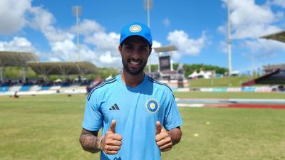 Tilak Varma : कभी उधार के बल्ले से जमाया शतक, अब टीम इंडिया में मिला डेब्यू का मौका, जानें कौन है तिलक वर्मा? SportsTak Hindi