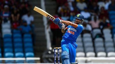 Tilak varma : तिलक वर्मा ने वेस्टइंडीज में किया डेब्यू, 11600 किलोमीटर दूर से आया फोन, जूनियर डिविलियर्स ने उनसे क्या कहा? देखें Video SportsTak Hindi