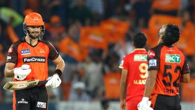 Sunrisers Hyderabad Coach: सनराइजर्स हैदराबाद ने बदला मुख्य कोच, ब्रायन लारा की छुट्टी, RCB के दिग्गज को दी जिम्मेदारी SportsTak Hindi