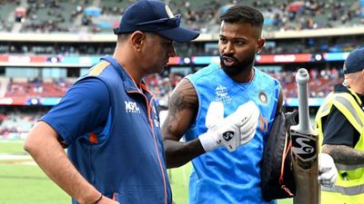 IND vs WI : टीम इंडिया की दूसरी हार के बाद कोच द्रविड़ पर पूर्व विकेटकीपर ने साधा निशाना, कहा - नेहरा की तरह उन्हें... SportsTak Hindi