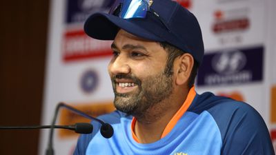 Rohit Sharma: रोहित शर्मा ने पाकिस्तानी बॉलिंग पर कही ऐसी बात, गूंजने लगे ठहाके, रितिका भी नहीं रोक पाईं हंसी, देखिए Video SportsTak Hindi