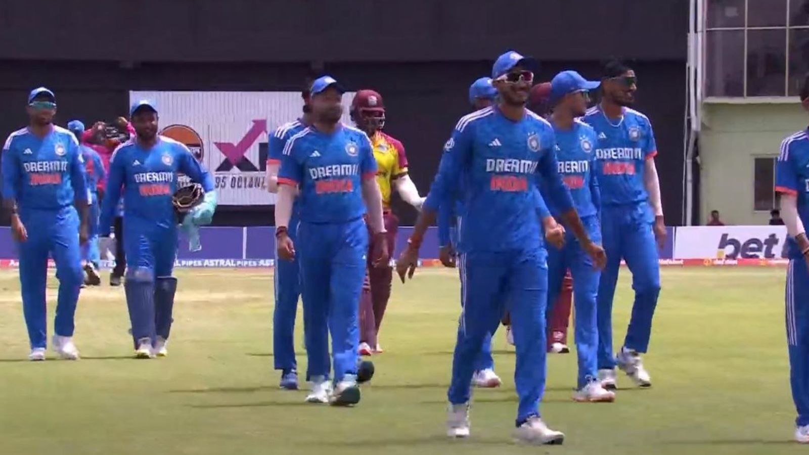 IND vs WI : भारत और वेस्टइंडीज के बीच तीसरे T20I में ड्रामा, मैदान के अंदर आकर टीम इंडिया को जाना पड़ा बाहर, जानें क्या है मामला? IND vs WI : भारत और वेस्टइंडीज के बीच तीसरे T20I में ड्रामा, मैदान के अंदर आकर टीम इंडिया को जाना पड़ा बाहर, जानें क्या है मामला?