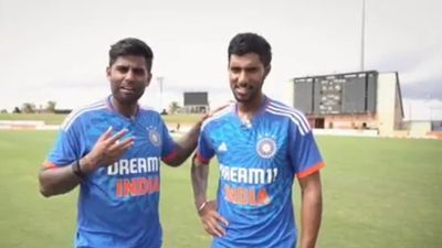 सूर्यकुमार यादव ने बैटिंग में खुद को बनाया उल्लू, तिलक वर्मा से बातचीत में खुल गई पोल, देखिए Video SportsTak Hindi