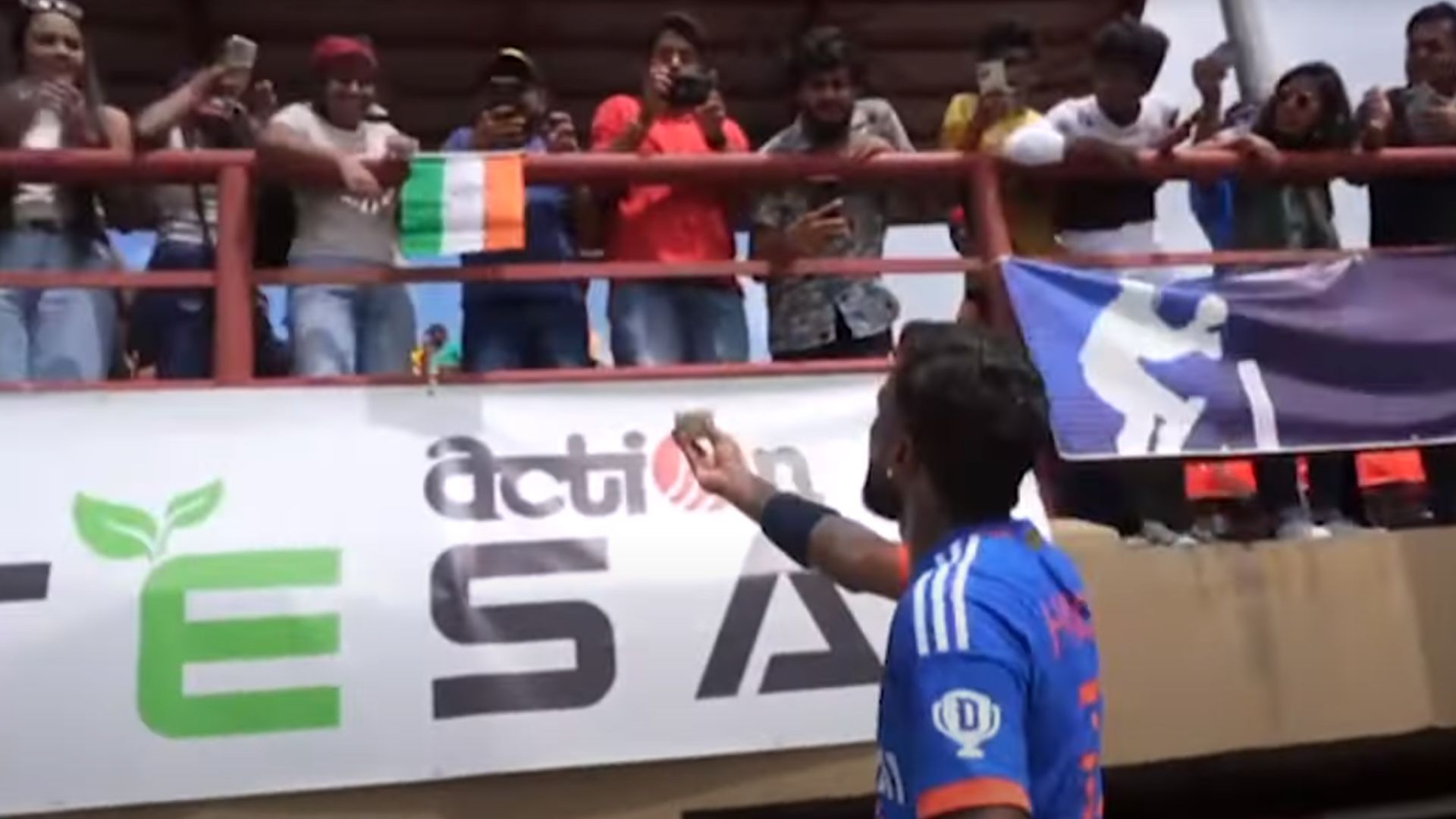IND vs WI, Hardik Pandya : हार्दिक पंड्या की शॉट से छोटी बच्ची को लगी चोट, मैच के बाद दिया स्पेशल गिफ्ट, देखें Video 