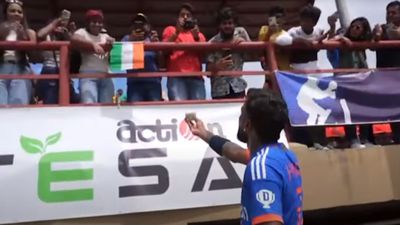 IND vs WI, Hardik Pandya : हार्दिक पंड्या की शॉट से छोटी बच्ची को लगी चोट, मैच के बाद दिया स्पेशल गिफ्ट, देखें Video SportsTak Hindi