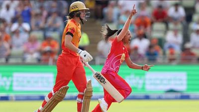 3 गेंद व 4 रन का रोमांच, फिर साउथ अफ्रीकी खिलाड़ी ने हैट्रिक लेकर पलट दी बाजी, ऐसे जिताया हारा हुआ मैच SportsTak Hindi