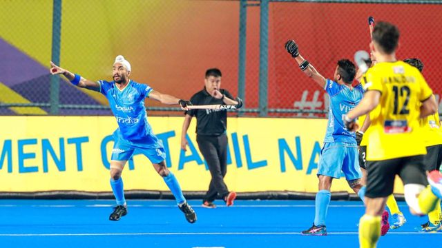 Asian Champions Trophy : एक मिनट में दो गोल करके भारत ने मलेशिया के जबड़े से छीनी जीत, चौथी बार एशियन चैंपियंस ट्रॉफी पर जमाया कब्ज़ा Asian Champions Trophy : एक मिनट में दो गोल करके भारत ने मलेशिया के जबड़े से छीनी जीत, चौथी बार एशियन चैंपियंस ट्रॉफी पर जमाया कब्ज़ा