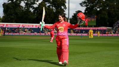 कभी एक सैंडविच के लिए खेला क्रिकेट, अब 61 गेंदों में 118 रन ठोक इंग्लिश बैटर ने मचाई तबाही SportsTak Hindi