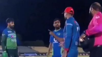 PAK vs AFG : पाकिस्तान की जीत के बाद क्यों भड़के बाबर आजम, अफगान खिलाड़ी और अंपायर से जा भिड़े, देखें Video SportsTak Hindi