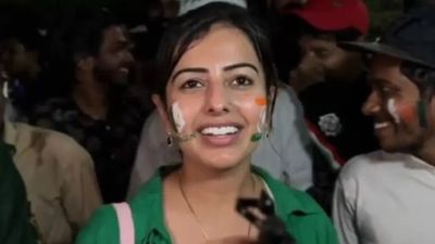 'चाचा अपने पड़ोसियों से प्यार करना बुरी बात तो नहीं', IND vs PAK के बाद कोहली की दीवानी पाकिस्तानी लड़की का Video Viral SportsTak Hindi
