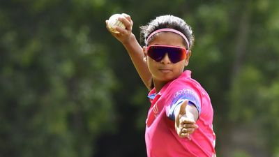 भारतीय गेंदबाज ने घर से 14,686 किलोमीटर दूर जाकर रचा इतिहास, 4 विकेट से वेस्ट इंडीज में किया कमाल, देखिए Video SportsTak Hindi