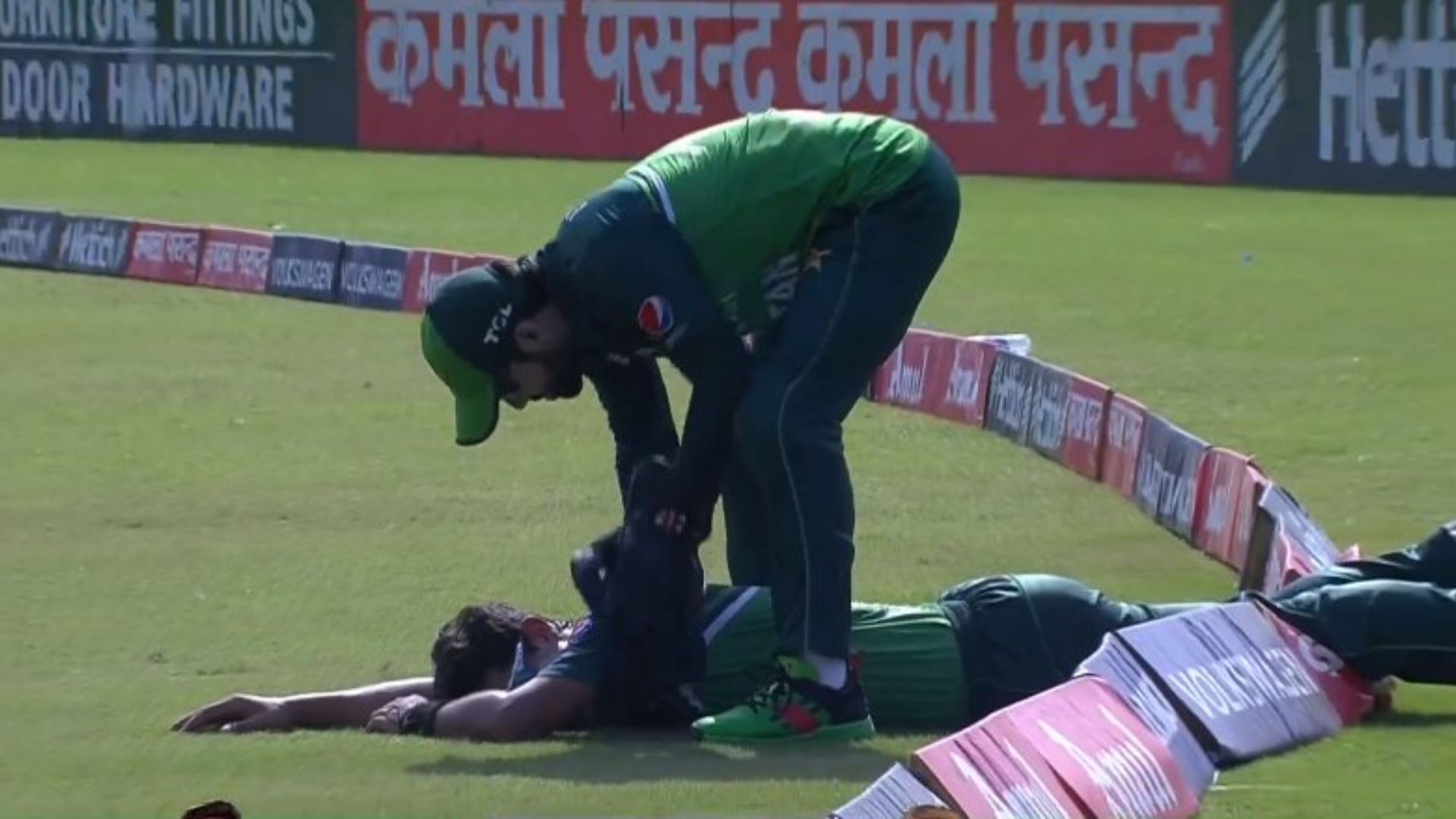 PAK vs AFG: पाकिस्तान का एशिया कप के बीच जोरदार नुकसान, धाकड़ बॉलर फील्डिंग करते हुए चोटिल, छोड़ गया मैदान