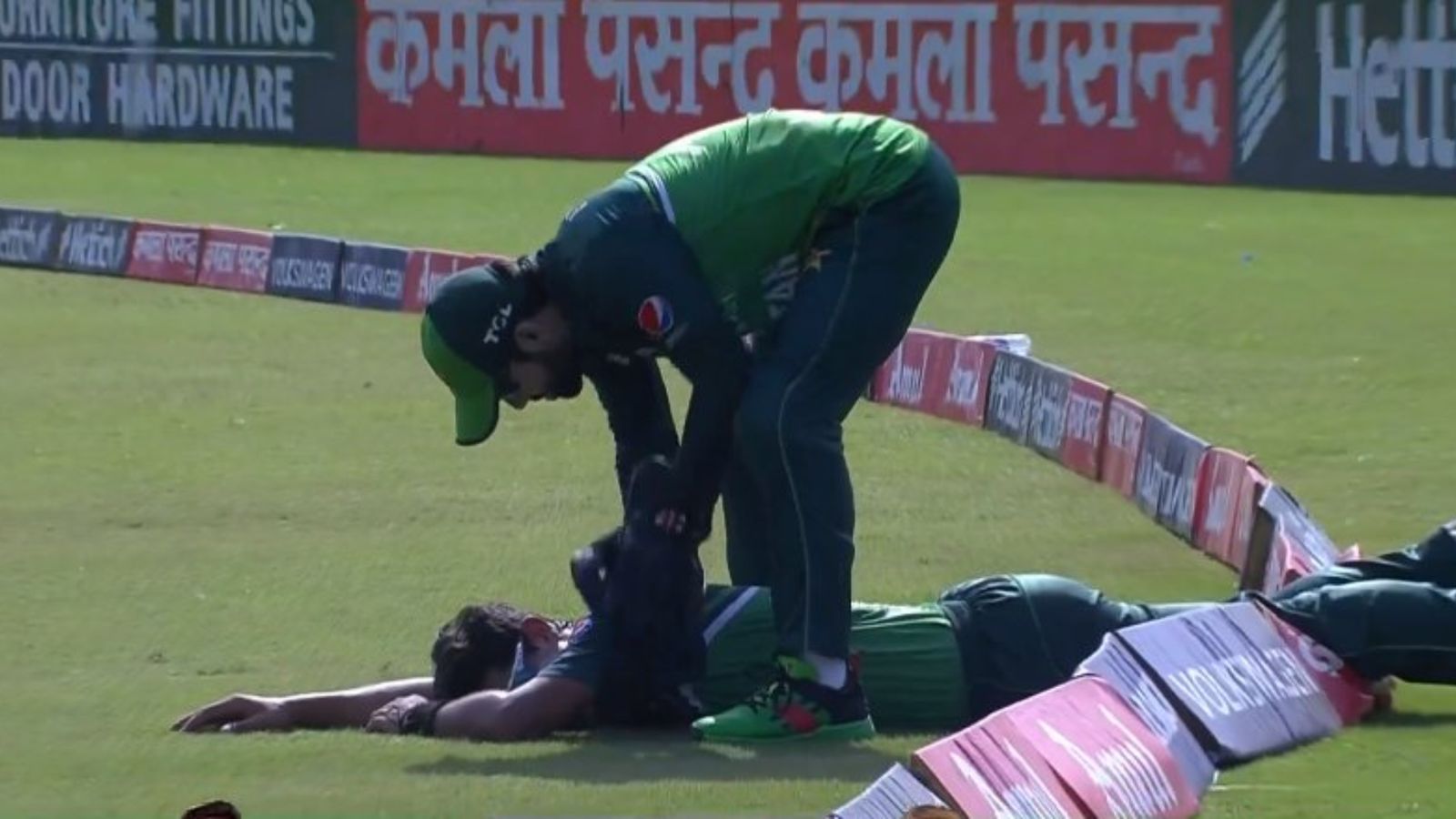 PAK vs AFG: पाकिस्तान का एशिया कप के बीच जोरदार नुकसान, धाकड़ बॉलर फील्डिंग करते हुए चोटिल, छोड़ गया मैदान PAK vs AFG: पाकिस्तान का एशिया कप के बीच जोरदार नुकसान, धाकड़ बॉलर फील्डिंग करते हुए चोटिल, छोड़ गया मैदान