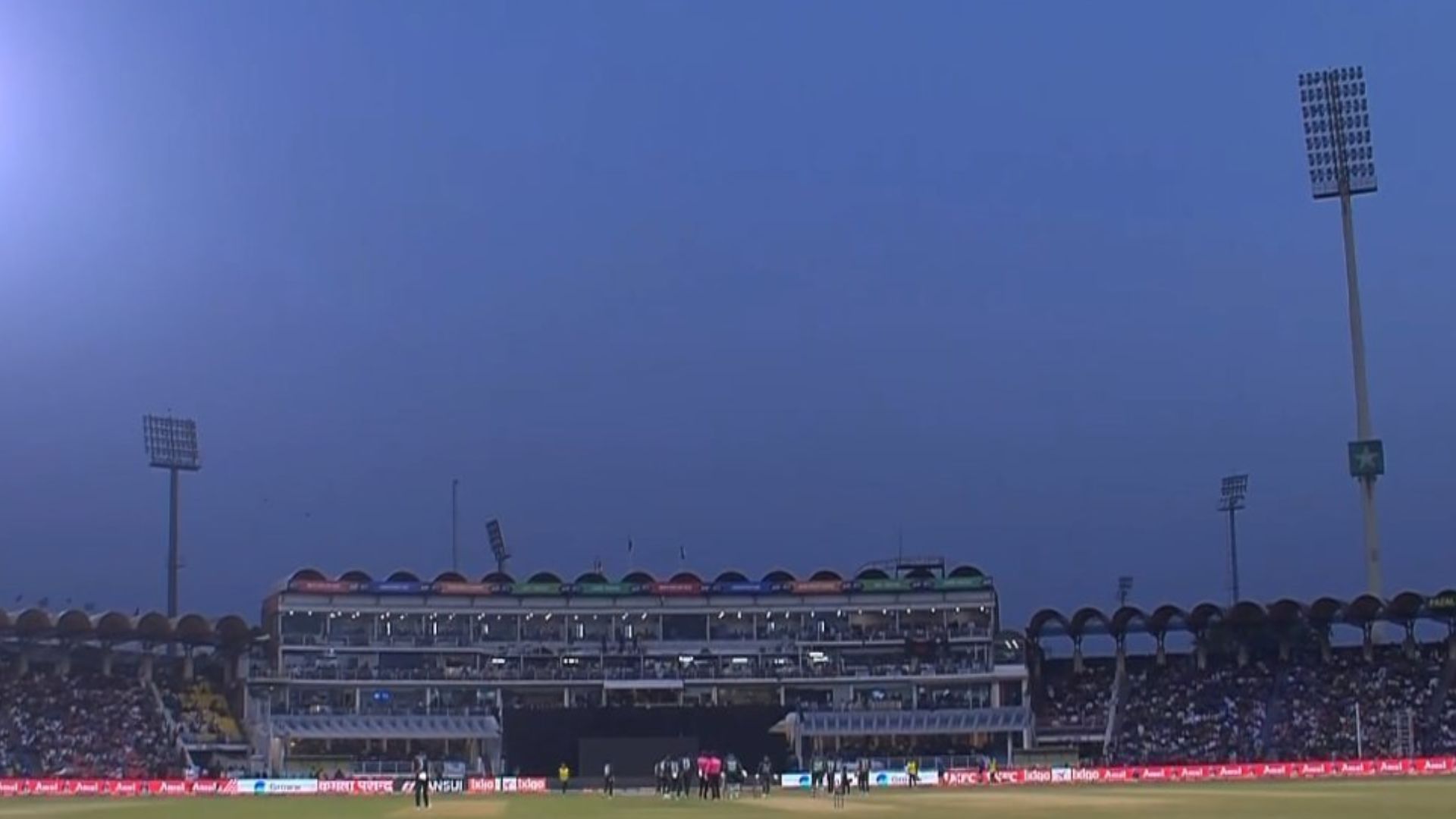 PAK vs BAN मैच में खुली पाकिस्तान बोर्ड की पोल, फ्लडलाइट्स अचानक हुई बंद, मैदान से बाहर गए खिलाड़ी, रोकना पड़ा मुकाबला