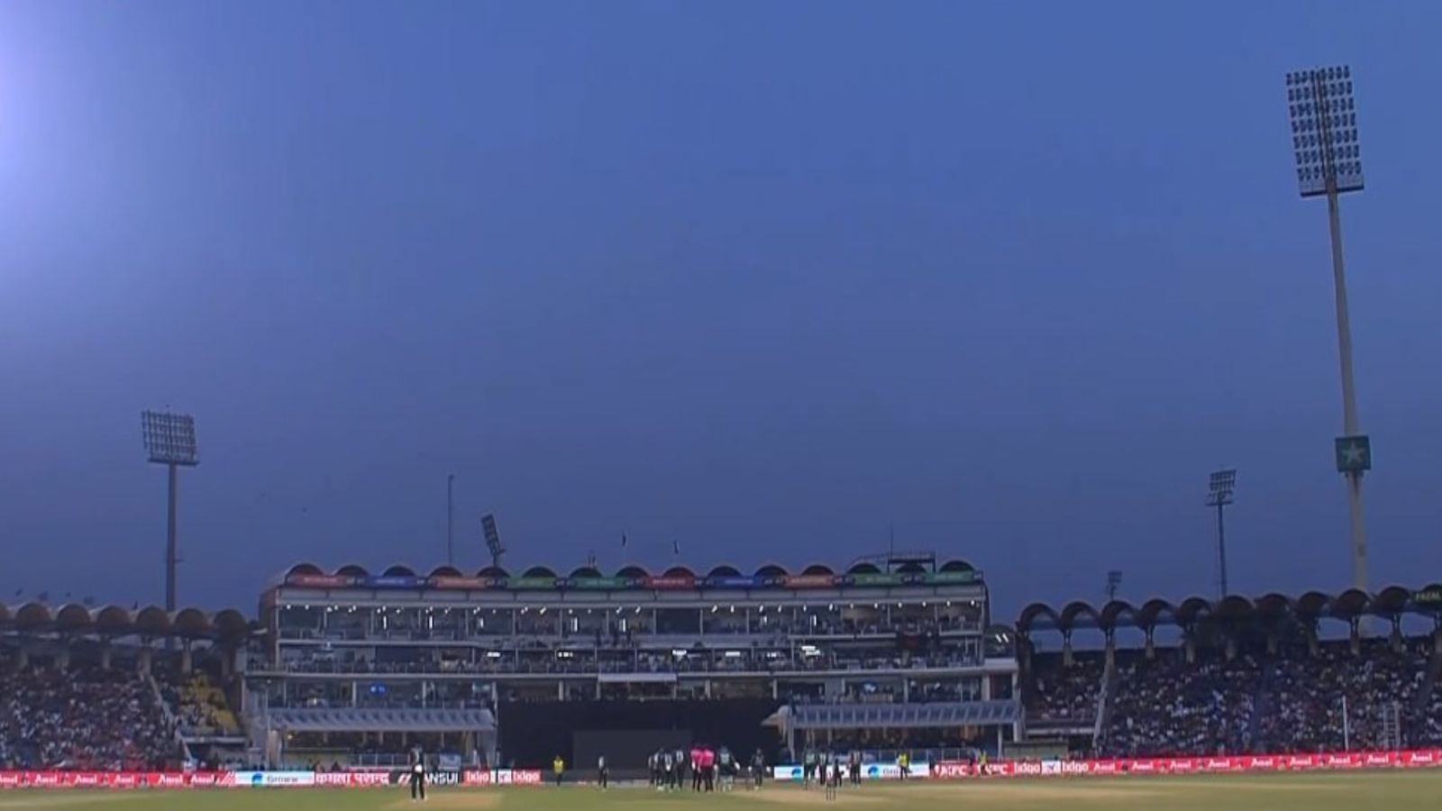 PAK vs BAN मैच में खुली पाकिस्तान बोर्ड की पोल, फ्लडलाइट्स अचानक हुई बंद, मैदान से बाहर गए खिलाड़ी, रोकना पड़ा मुकाबला PAK vs BAN मैच में खुली पाकिस्तान बोर्ड की पोल, फ्लडलाइट्स अचानक हुई बंद, मैदान से बाहर गए खिलाड़ी, रोकना पड़ा मुकाबला