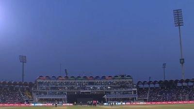 PAK vs BAN मैच में खुली पाकिस्तान बोर्ड की पोल, फ्लडलाइट्स अचानक हुई बंद, मैदान से बाहर गए खिलाड़ी, रोकना पड़ा मुकाबला SportsTak Hindi