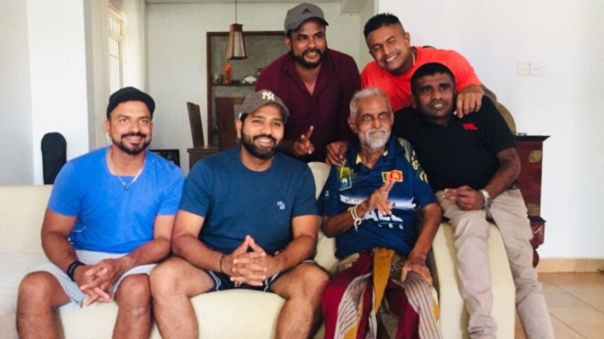Asia Cup 2023 : भारत-पाकिस्तान मैच से पहले श्रीलंका में 87 साल के फैन से मिले रोहित शर्मा, Video जीत लेगा दिल!