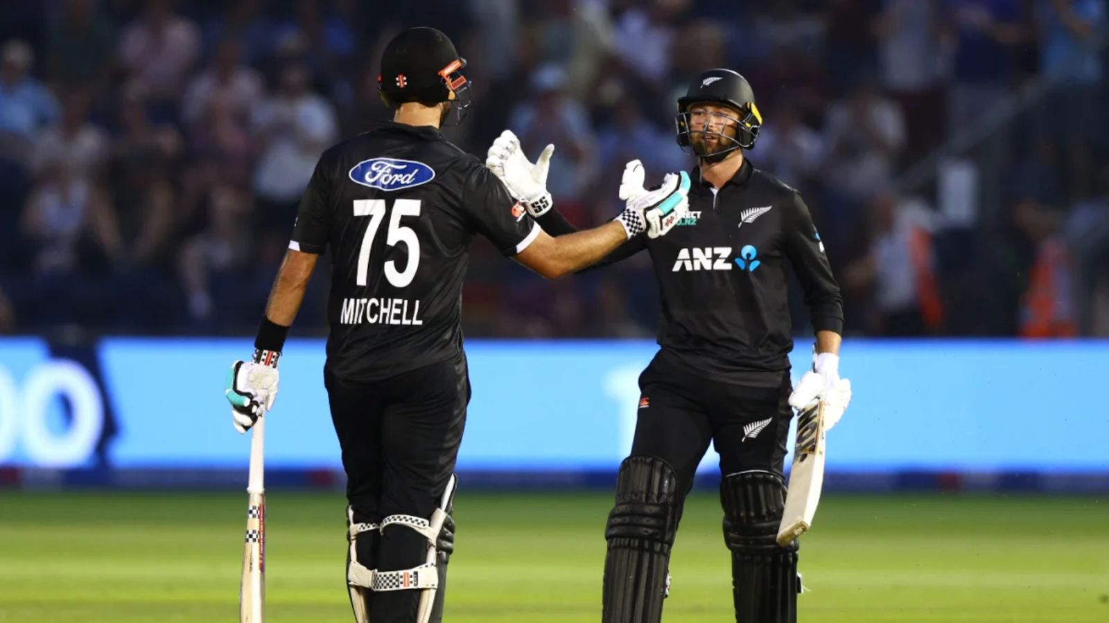 ENG vs NZ: कॉनवे-मिचेल के शतकों से न्यूजीलैंड ने इंग्लैंड का बनाया मजाक, धमाकेदार बैटिंग से वर्ल्ड चैंपियन को 8 विकेट से धूल चटाई ENG vs NZ: कॉनवे-मिचेल के शतकों से न्यूजीलैंड ने इंग्लैंड का बनाया मजाक, धमाकेदार बैटिंग से वर्ल्ड चैंपियन को 8 विकेट से धूल चटाई