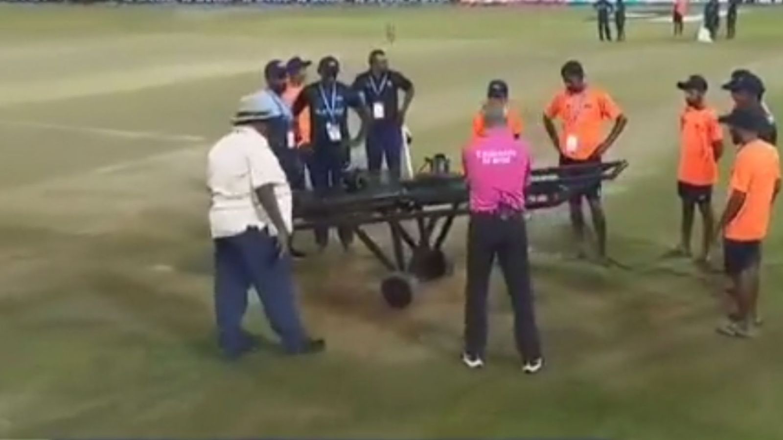 IND vs PAK : भारत-पाकिस्तान मैच में दिखा नया जुगाड़, मैदान सुखाने के लिए गाड़ी पर लगाए पंखे, Video हो गया वायरल IND vs PAK : भारत-पाकिस्तान मैच में दिखा नया जुगाड़, मैदान सुखाने के लिए गाड़ी पर लगाए पंखे, Video हो गया वायरल