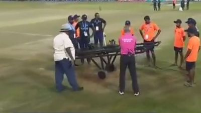 IND vs PAK : भारत-पाकिस्तान मैच में दिखा नया जुगाड़, मैदान सुखाने के लिए गाड़ी पर लगाए पंखे, Video हो गया वायरल SportsTak Hindi