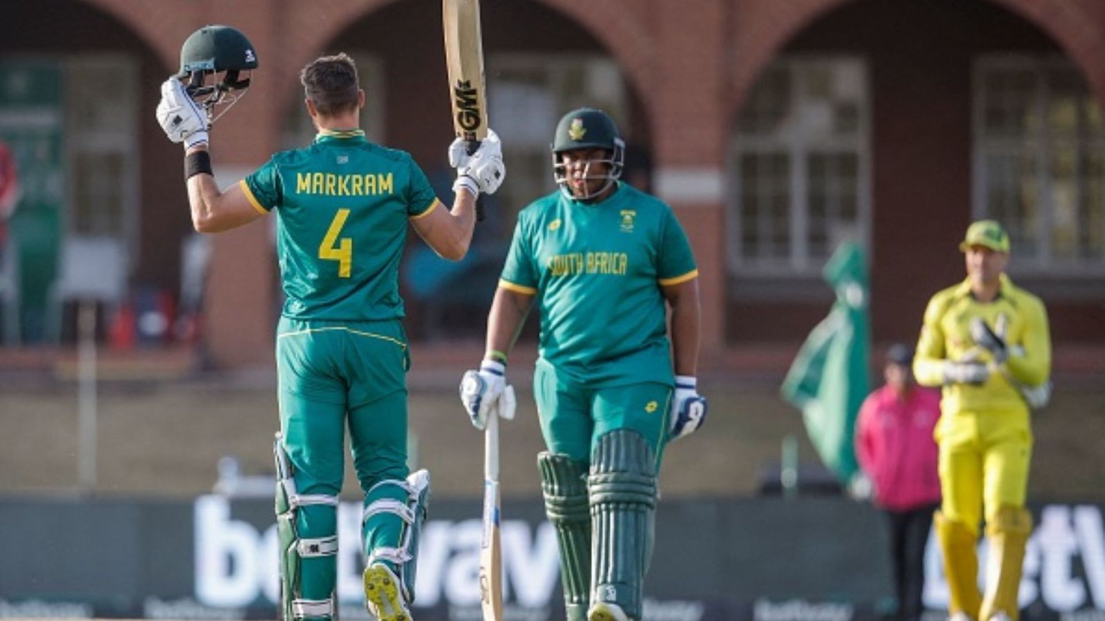 SA vs AUS: मार्करम के तूफानी शतक से साउथ अफ्रीका की सीरीज में वापसी, 87 रन में 8 विकेट खोकर 111 रन से हारा ऑस्ट्रेलिया
 SA vs AUS: मार्करम के तूफानी शतक से साउथ अफ्रीका की सीरीज में वापसी, 87 रन में 8 विकेट खोकर 111 रन से हारा ऑस्ट्रेलिया