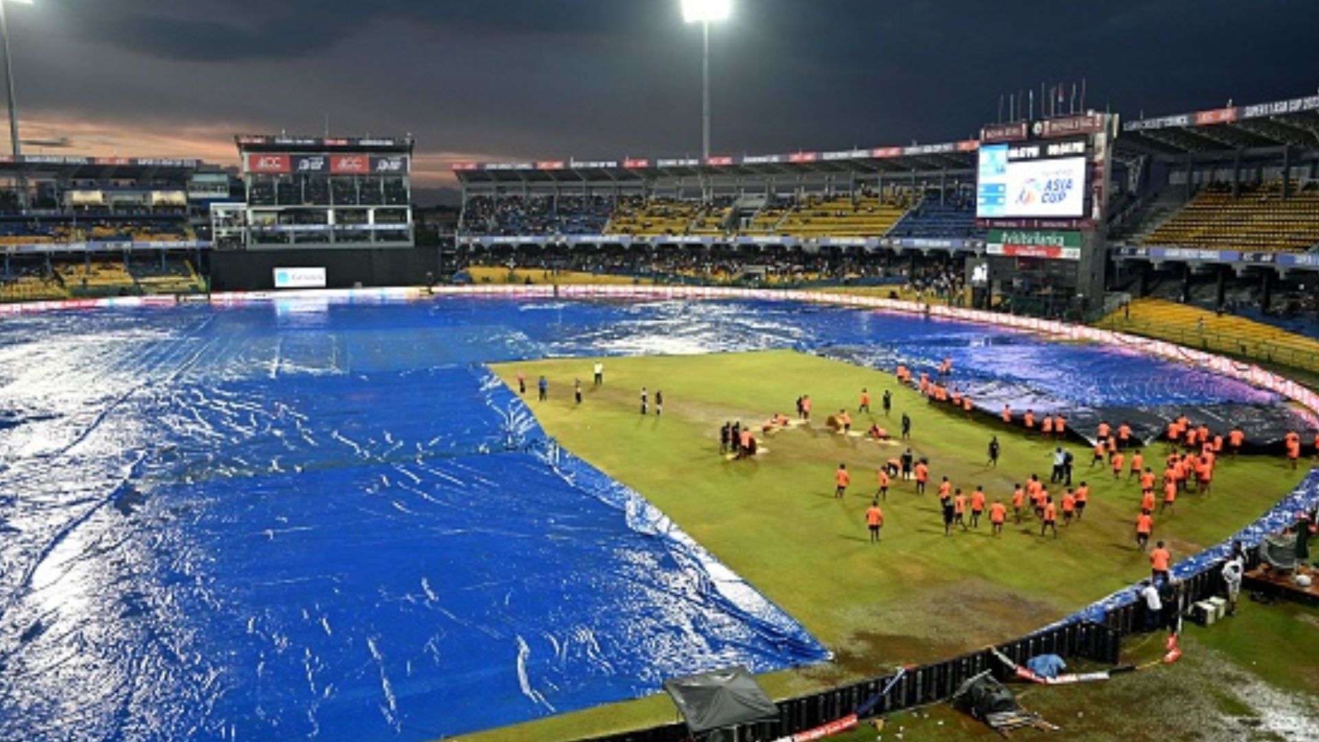 SL vs PAK : पाकिस्तान-श्रीलंका के मैच में बारिश के कारण ओवर्स की कटौती शुरू, 20 ओवर के मैच के लिए जानें क्या है कंडीशन?