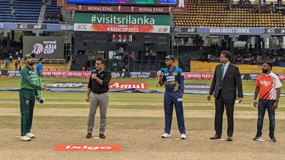 SL vs PAK : 45-45 ओवर के मैच में बाबर आजम ने चुनी पहले बैटिंग, पाकिस्तान ने 5 तो श्रीलंका की Playing 'XI' में 2 बड़े बदलाव  SportsTak Hindi