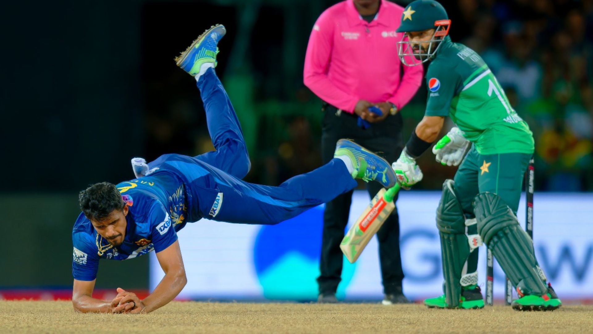 Asia Cup Final से पहले श्रीलंका की बढ़ी मुसीबत, बल्लेबाजों को नचाने वाला स्टार चोटिल, भारत का सामना करना मुश्किल SportsTak Hindi