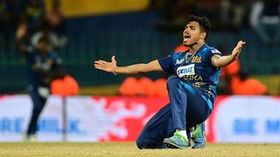 भारत के खिलाफ Asia Cup Final से पहले श्रीलंका को झटका, 5 मैचों में 8 विकेट लेने वाला गेंदबाज बाहर SportsTak Hindi
