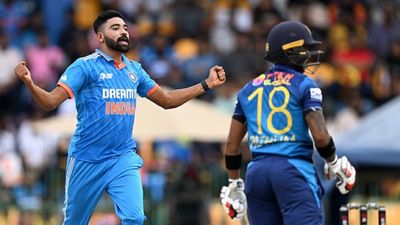 Mohammed Siraj Wickets: चौथा ओवर, 4 रन और 4 विकेट, मोहम्मद सिराज की घातक बॉलिंग से उड़े श्रीलंका के होश, देखिए Video SportsTak Hindi