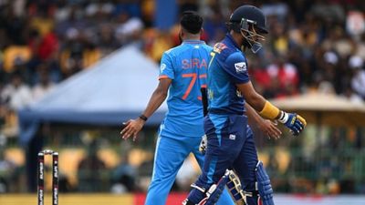Asia Cup Final Ind vs SL: डेढ़ घंटे और 89 गेंदों में सिर्फ 50 रन पर ढेर हो गई श्रीलंका की पूरी टीम, जानिए तबाही का सिलसिला कैसे शुरू हुआ SportsTak Hindi