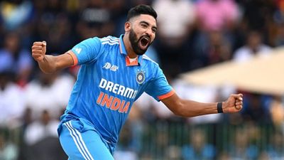 Mohammed Siraj: डेब्यू में पिटने के बाद 3 साल किसी ने पूछा तक नहीं, फिर किया 50 हजार किलोमीटर सफर, अब बल्लेबाजों का बने काल SportsTak Hindi