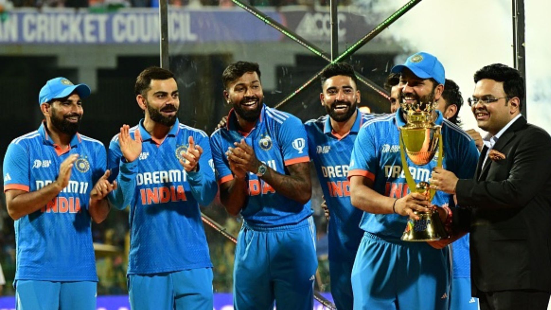 Asia Cup Final Ind vs SL: श्रीलंका को 50 रन पर ढेर कर भारत 8वीं बार बना एशिया कप चैंपियन, 10 विकेट की जीत पर चढ़ा सिराज की सुनामी का रंग