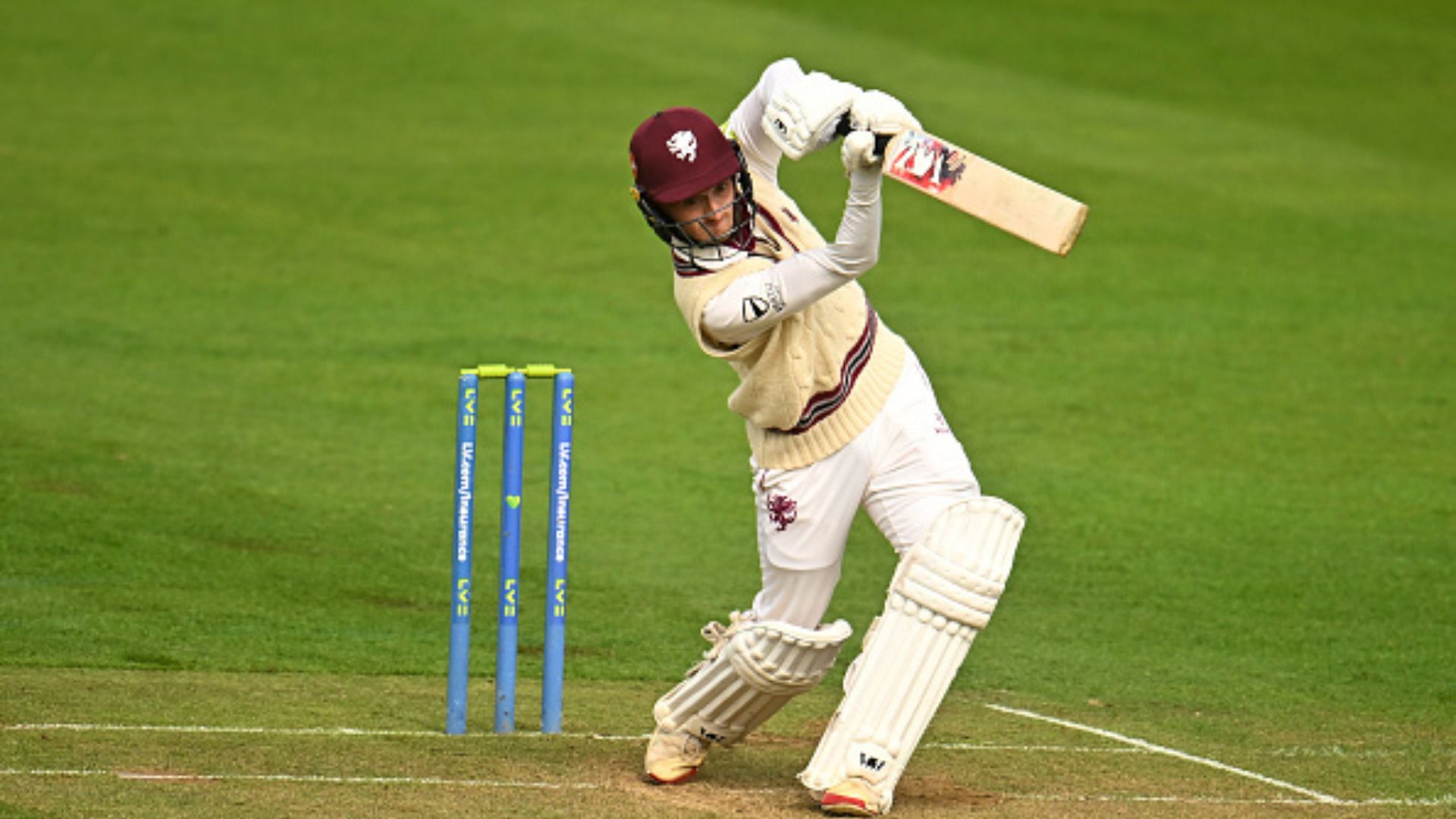 हैरतअंगेज! शॉट लगाते बल्लेबाज का गेंद से टूटा बल्ला, टूटे टुकड़े से बिखरे स्टंप्स फिर भी नहीं हुआ आउट, Video देखकर जानिए क्यों