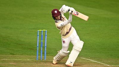 हैरतअंगेज! शॉट लगाते बल्लेबाज का गेंद से टूटा बल्ला, टूटे टुकड़े से बिखरे स्टंप्स फिर भी नहीं हुआ आउट, Video देखकर जानिए क्यों SportsTak Hindi