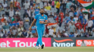 Mohammed Shami wickets: मोहम्मद शमी की बॉलिंग से ऑस्ट्रेलिया चकरघिन्नी, 5 विकेट लेकर रचा इतिहास, फिर कमेंटेटर्स से की मस्ती SportsTak Hindi