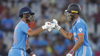 IND vs AUS: ऑस्ट्रेलिया को 5 विकेट से हराकर भारत बना नंबर 1, शमी के पंजे के बाद शुभमन-गायकवाड़ और सूर्या के धमाकों से दहली कमिंस की टीम SportsTak Hindi