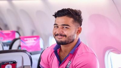 विराट की कप्तानी वाली टीम को रियान पराग ने धोया, 50 गेंद में उड़ाया आतिशी शतक, देखिए कैसे मनाया जश्न SportsTak Hindi