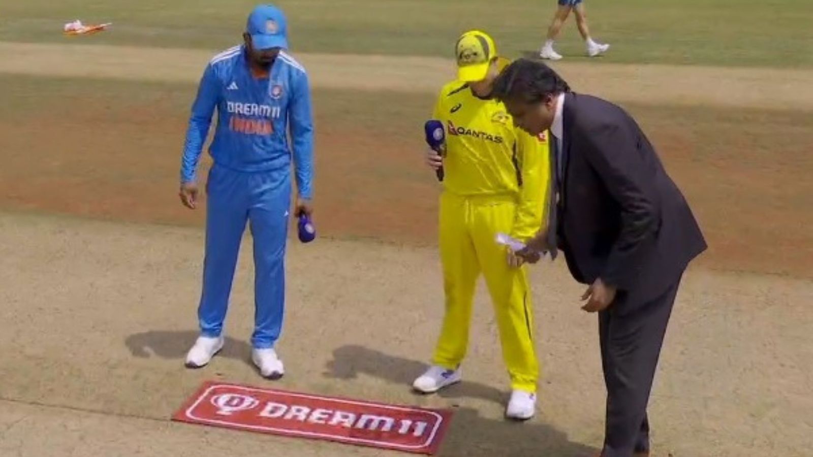 IND vs AUS : ऑस्ट्रेलिया की पहले गेंदबाजी, जसप्रीत बुमराह के घर लौटने से टीम इंडिया की Playing 'XI' में बड़ा बदलाव IND vs AUS : ऑस्ट्रेलिया की पहले गेंदबाजी, जसप्रीत बुमराह के घर लौटने से टीम इंडिया की Playing 'XI' में बड़ा बदलाव