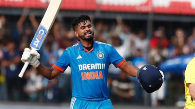 श्रेयस अय्यर ने पीठ दर्द और क्रिकेट से 6 महीने की दूरी को भुलाकर ठोका तीसरा वनडे शतक, रोहित-द्रविड़ का बढ़ा सिरदर्द SportsTak Hindi