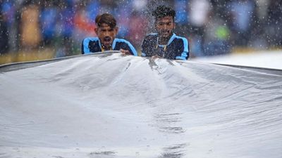 IND vs AUS वनडे को बारिश ने रोका, जानिए DLS से ऑस्ट्रेलिया को कितना टारगेट मिला SportsTak Hindi