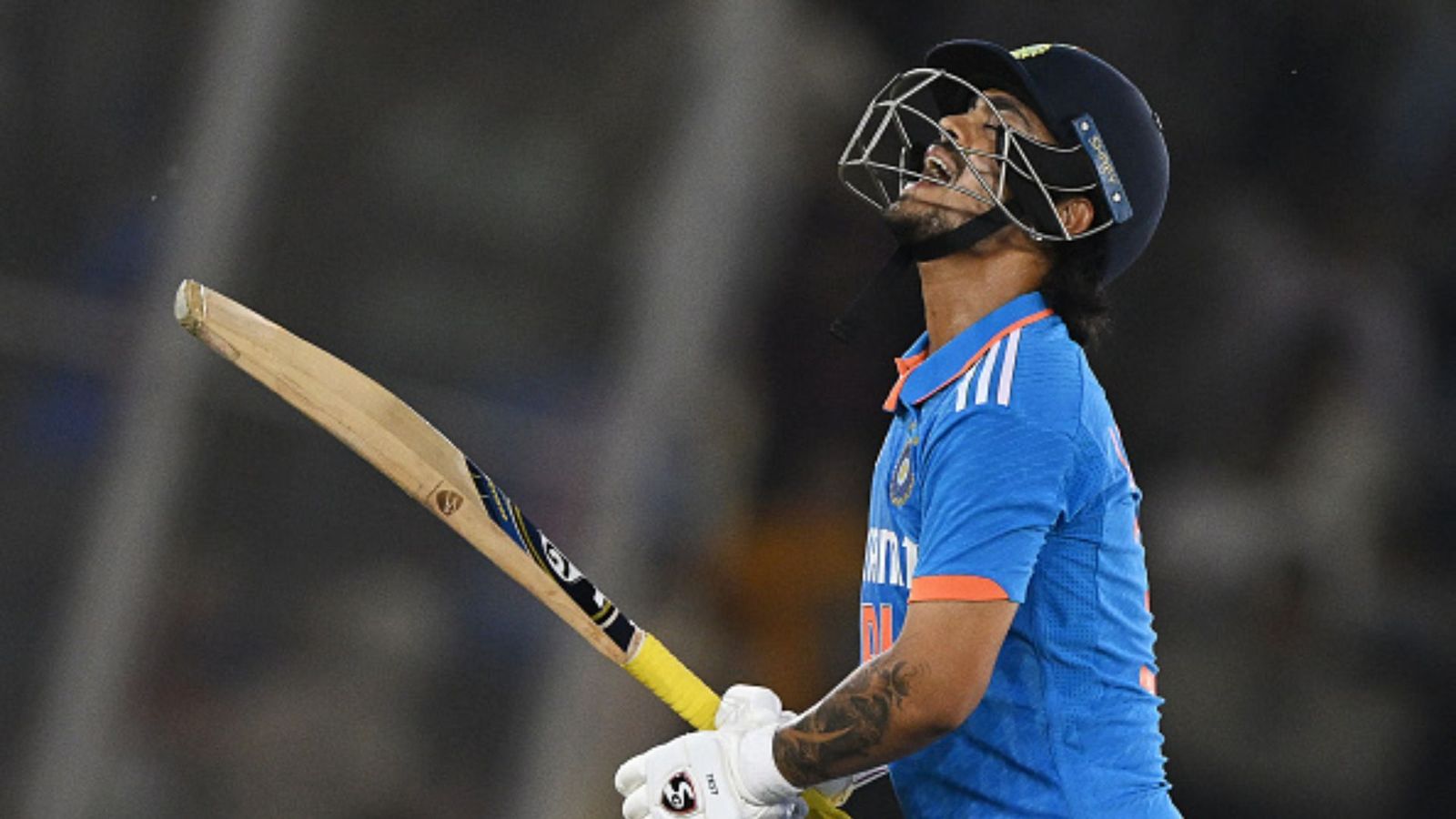 IND vs AUS: अचानक बीमार पड़े इशान किशन, ड्रिंक्स के लिए टीम ने इन 4 नए खिलाड़ियों को बुलाया IND vs AUS: अचानक बीमार पड़े इशान किशन, ड्रिंक्स के लिए टीम ने इन 4 नए खिलाड़ियों को बुलाया