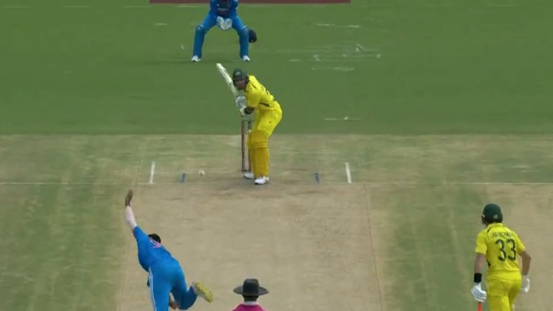 IND vs AUS : 194 दिन बाद वापसी करने वाले मैक्सवेल ने कैसे बुमराह की घातक यॉर्कर के आगे टेके घुटने, Video वायरल