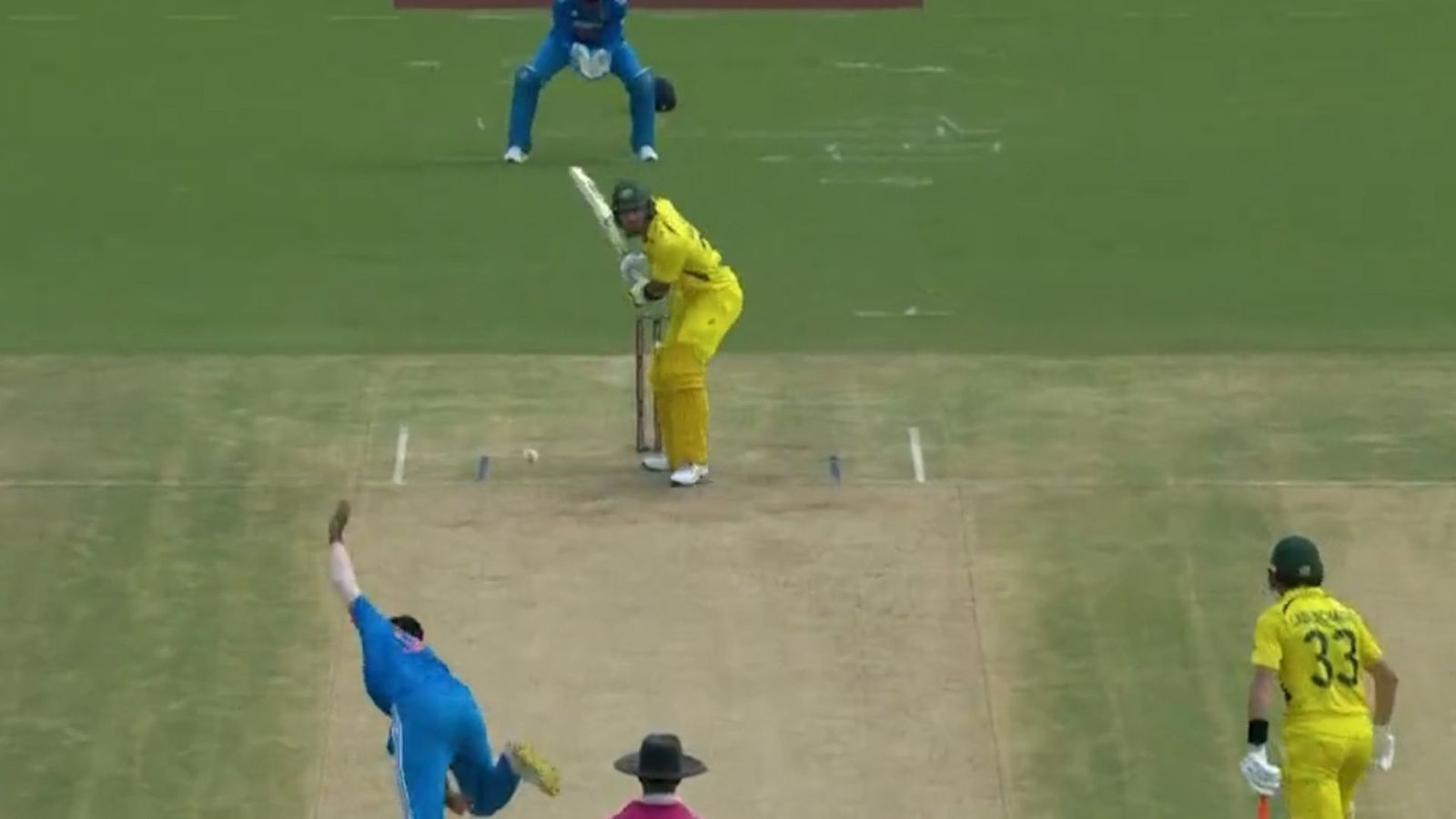 IND vs AUS : 194 दिन बाद वापसी करने वाले मैक्सवेल ने कैसे बुमराह की घातक यॉर्कर के आगे टेके घुटने, Video वायरल IND vs AUS : 194 दिन बाद वापसी करने वाले मैक्सवेल ने कैसे बुमराह की घातक यॉर्कर के आगे टेके घुटने, Video वायरल