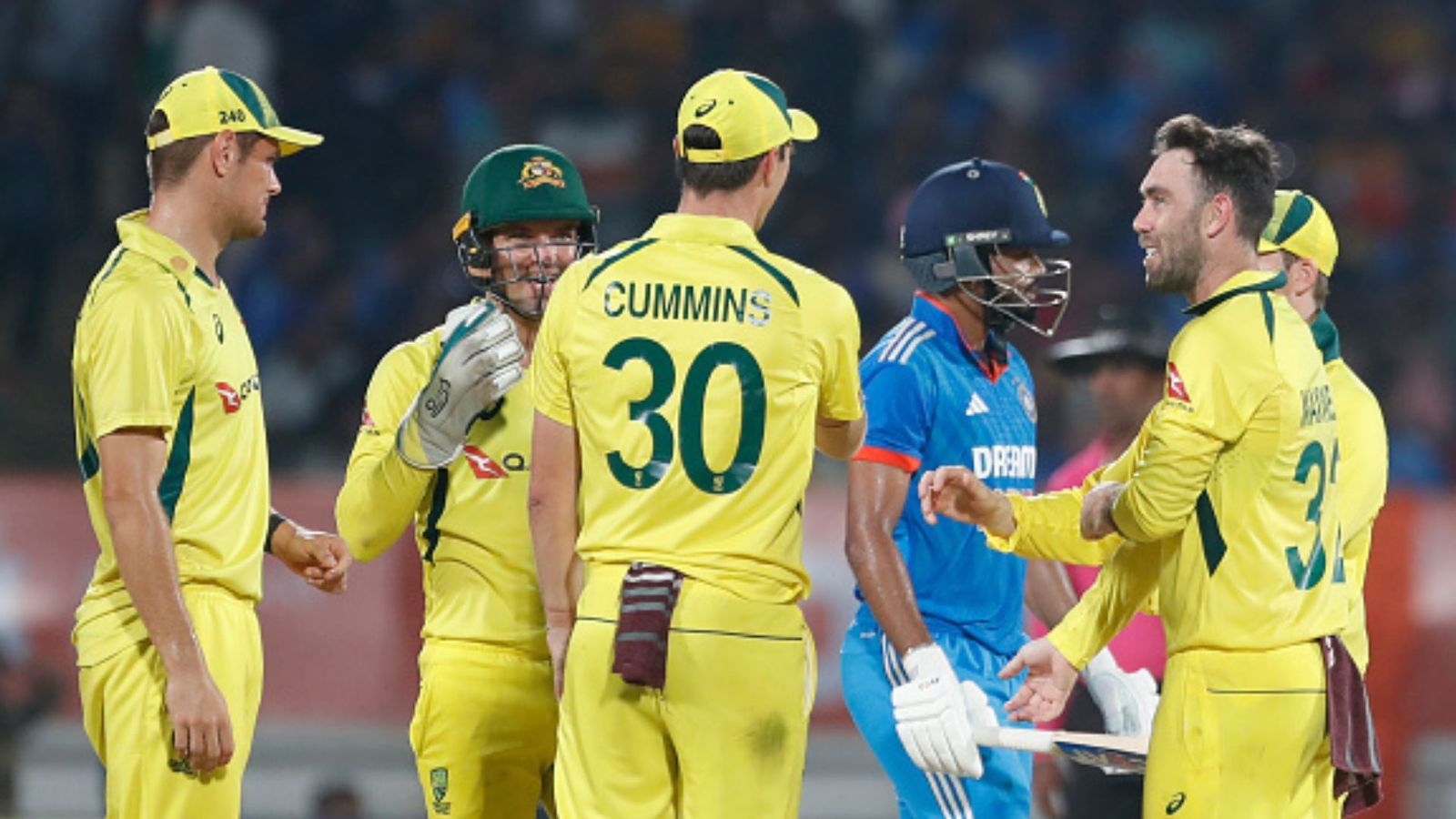 IND vs AUS : राजकोट वनडे में गर्म हुआ ऑस्ट्रेलिया का इंजन, 63 रनों में 7 विकेट खोकर भारत ने क्लीन स्वीप का मौका गंवाया IND vs AUS : राजकोट वनडे में गर्म हुआ ऑस्ट्रेलिया का इंजन, 63 रनों में 7 विकेट खोकर भारत ने क्लीन स्वीप का मौका गंवाया