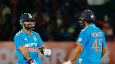 वर्ल्ड कप से पहले IND-ENG की अनोखी परीक्षा, भारत का 7 दिन में 3574 किलोमीटर का सफर तो इंग्लिश खिलाड़ियों की 38 घंटे की यात्रा विराट कोहली और रोहित शर्मा वर्ल्ड कप में भारत के सबसे बड़े बल्लेबाज होंगे.