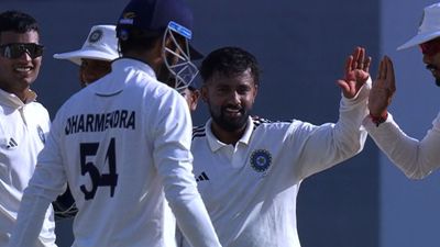 Irani Cup: चेतेश्वर पुजारा रहे नाकाम, मुश्किल में फंसी उनादकट की टीम, शेष भारत ने कसा शिकंजा शेष भारत के खिलाड़ी जश्न मनाते हुए.