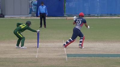 Asian Games: अंपायर की बड़ी गलती, पाकिस्तानी कीपर की गड़बड़ी पर नॉट आउट बल्लेबाज को दिया आउट, फिर पवेलियन से बुलाया पाकिस्तान हांग कांग मैच में स्टंपिंग में गड़बड़ी