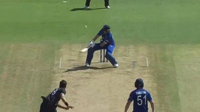 WC 2023 ENG vs NZ, Video : जो रूट के रिवर्स स्कूप 'सिक्स' को देख रवि शास्त्री ने भारतीय खिलाड़ियों को सुनाया, कहा - आप अड़ियल रवैये से... रिवर्स स्कूप शॉट खेलते जो रूट